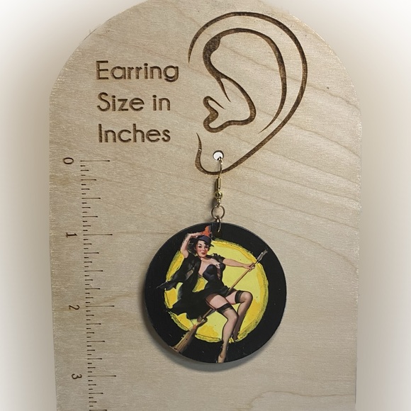 ❌SOLD❌New Retro Style Witchy Woman Earrings - Picture 2 of 3